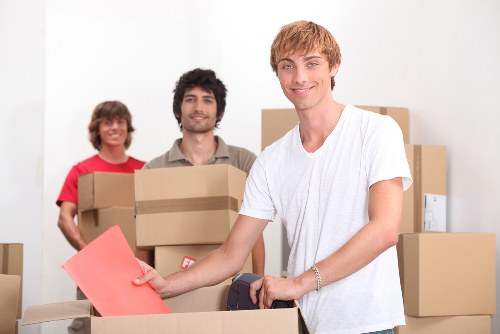 Careful packing and transport support for a Kennington property move